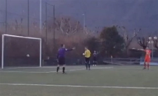 Pha cản 11m tệ nhất thế giới tái hiện ở Pháp