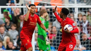 Suarez làm xiếc với hậu vệ Fulham