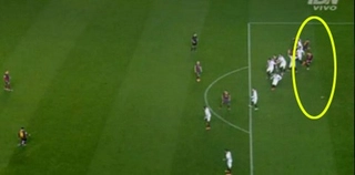 Barca lại hưởng lợi từ 2 quyết định sai của trọng tài