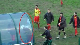 Thẻ đỏ ngu ngốc nhất trong lịch sử?