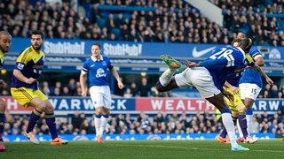 Pha đánh gót ngẫu hứng của người khổng lồ ở Everton