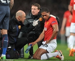 Mắt sưng húp, Valencia vẫn chiến đấu quả cảm cùng M.U