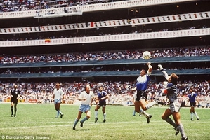 Màn tái hiện bàn tay của chúa đỉnh cao như Maradona