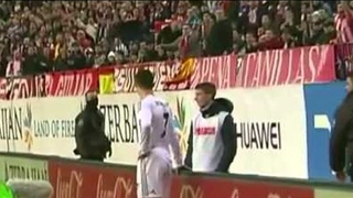 Ronaldo bị cậu bé nhặt bóng của Atletico trêu ngươi