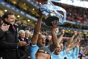 Kompany làm hỏng Cup khi ăn mừng
