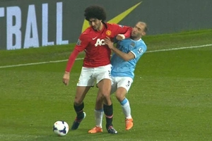 Fellaini bỏ bóng đánh nguội Zabaleta