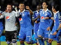 Thủ môn sút phạt ghi bàn từ 30 m