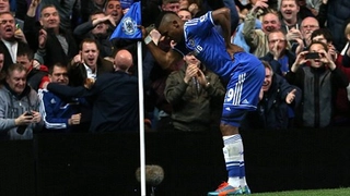 Eto'o ăn mừng bàn thắng kiểu ông già chống gậy