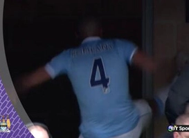 Phản ứng “điên cuồng” của Kompany sau khi bị đuổi