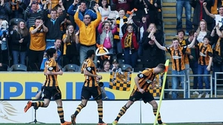 Meyler chế nhạo HLV Pardew bằng cách tự húc đầu vào... cột cờ