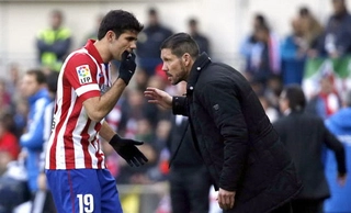 Diego Costa quằn quại vì lĩnh trọn cú sút phạt của Balotelli