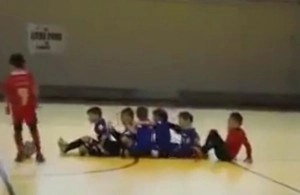 U8 nhí ghi bàn tinh quái, ăn mừng đáng yêu