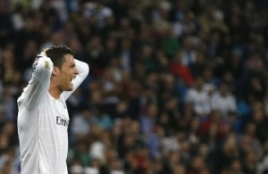 Ronaldo trượt “vỏ chuối” khôi hài