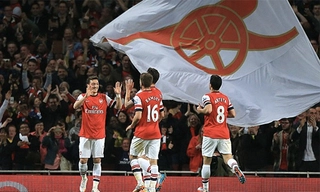 Oezil đánh lừa Gouffran bằng tuyệt kỹ qua người