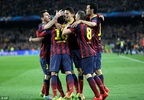 Đường chuyền dao nóng cắt bơ đỉnh cao của Iniesta