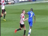 Ramires bình yên vô sự sau pha đánh nguội Larsson