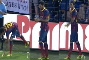 Dani Alves ăn chuối do CĐV ném vào sân