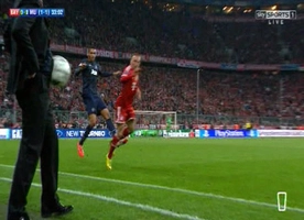 Chris Smalling suýt “triệt hạ” thầy Moyes