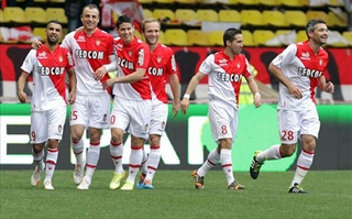 Pha lốp bóng tinh tế ở góc siêu hẹp của Berbatov