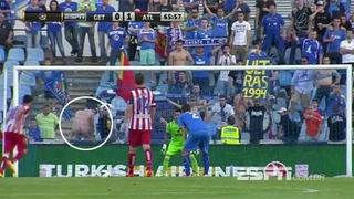 CĐV tụt quần làm lung lạc Diego Costa