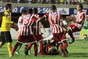 Loạn đả kinh hoàng, 8 cầu thủ bị đuổi