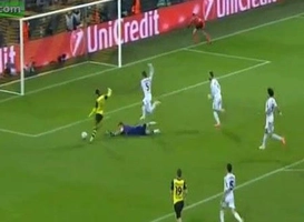 Pha bỏ lỡ không tưởng, khiến Dortmund bị loại tức tưởi