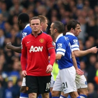 Đạp bóng thô bạo, Rooney suýt làm gãy chân đối thủ