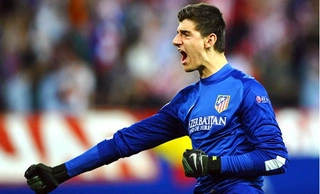 Pha bay người cứu thua xuất thần của Courtois