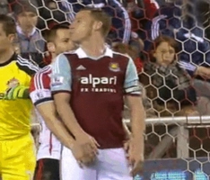 Sao Sunderland và West Ham tình tứ trên sân