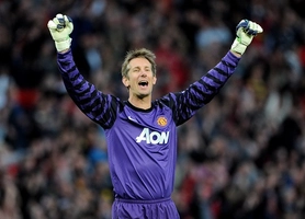 Cựu Quỷ đỏ Edwin van der Sar cuồng nhiệt chẳng kém ai!
