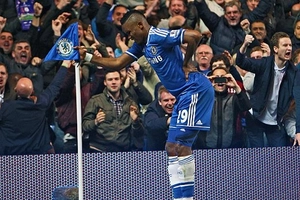 Eto'o lại ăn mừng chọc tức Mourinho