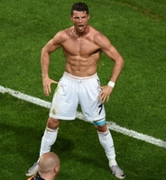 Ronaldo mừng bàn thắng kiểu khoe cơ bắp của Balotelli