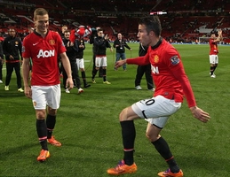 Xem Robin van Persie ngẫu hứng trình diễn kĩ thuật với… khăn quàng cổ