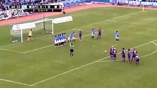 Sốc với pha phối hợp đá phạt dị nhất trong bóng đá