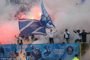 CĐV Zenit tràn xuống sân tấn công cầu thủ đối phương