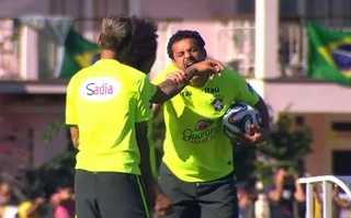 Tuyển thủ Brazil tái hiện đòn cắn người của Suarez