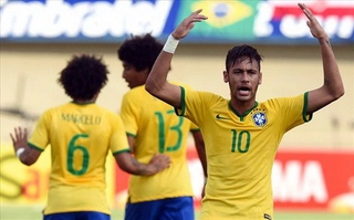 Neymar sút phạt kiểu lá vàng rơi trong trận Brazil đại thắng