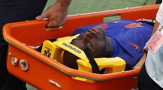 Cahill ra đòn, hậu vệ Hà Lan bất tỉnh