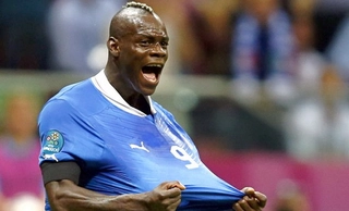 Ăn mừng bàn thắng theo phong cách của Mario Balotelli