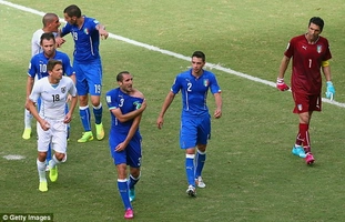 Thiên tài rồ dại Luis Suarez lại giở võ cẩu quyền