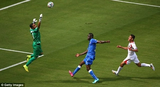 Nhìn lại pha bỏ lỡ khó tin của Balotelli