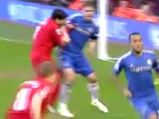 Những pha cắn người đáng hổ thẹn của Suarez