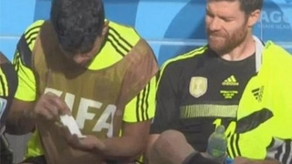 Nhịn cười chuyện Diego Costa… tẩy lông cho Xabi Alonso trên ghế dự bị