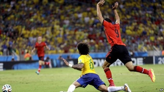 Brazil đã bị cướp quả phạt đền trước Mexico?