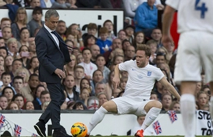 Mourinho lao vào sân cản ngã đối phương