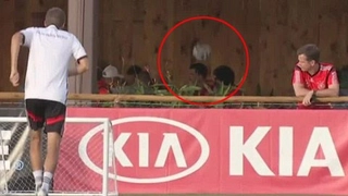 Mueller cho thành viên trong đội ăn bóng thay vì ăn trưa