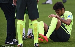 Neymar dính chấn thương mắt cá chân