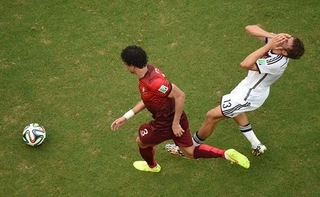 Tình huống Pepe nhận thẻ đỏ: Mueller thực sự đã diễn nhưng Pepe phải tự trách mình