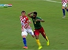 Alex Song đánh nguội Mandzukic bằng kungfu phim chưởng