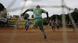Thủ môn người Brazil chơi bóng... với 1 chân